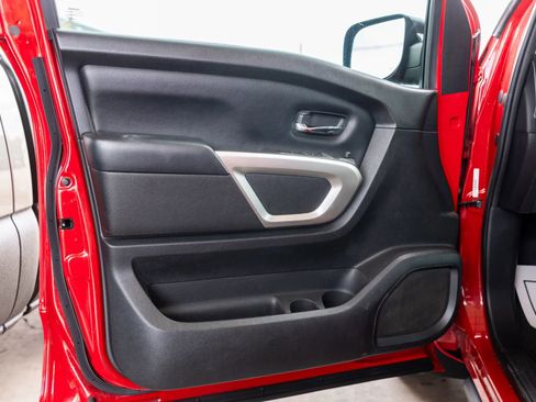 Used 2022 Nissan Titan SV w/ SV Convenience Package image 11