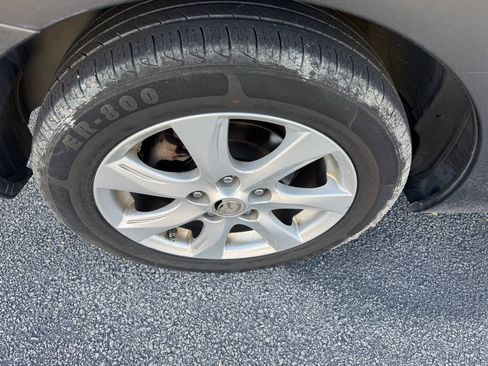 Used 2011 MAZDA MAZDA3 i Touring FWD image 18