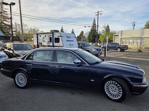 Used 2006 Jaguar XJ8 image 6