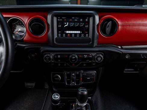 Used 2019 Jeep Wrangler Unlimited Sport S AWD/4WD image 23