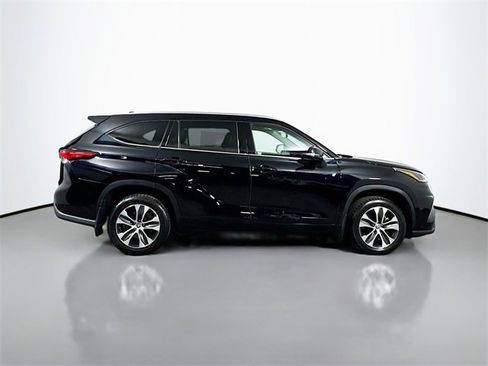Used 2021 Toyota Highlander XLE image 9