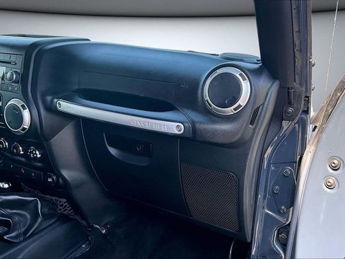 Used 2017 Jeep Wrangler Unlimited Sahara w/ Connectivity Group AWD/4WD image 25
