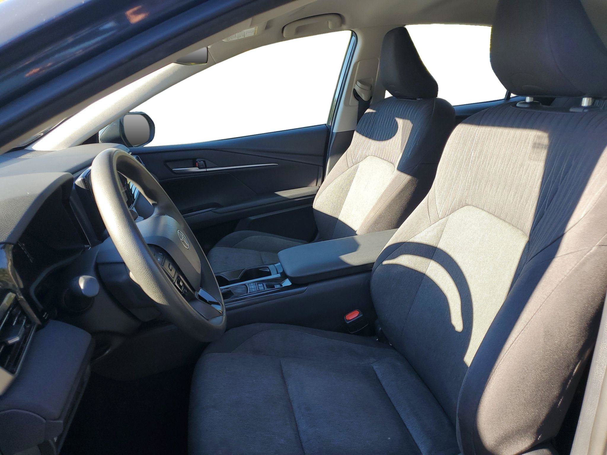 Used 2025 Toyota Camry LE FWD image 5