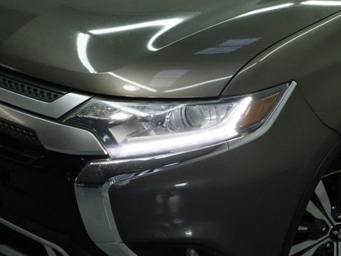 Used 2019 Mitsubishi Outlander SE FWD image 2