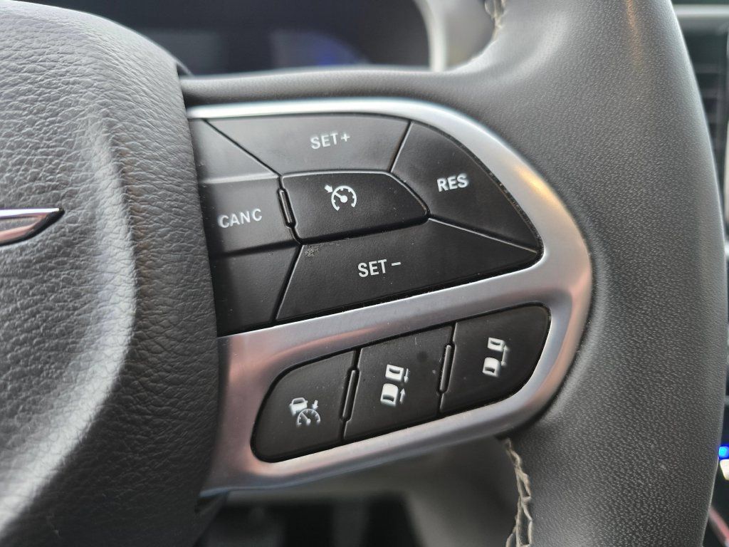 Used 2023 Chrysler Pacifica Touring-L FWD image 24