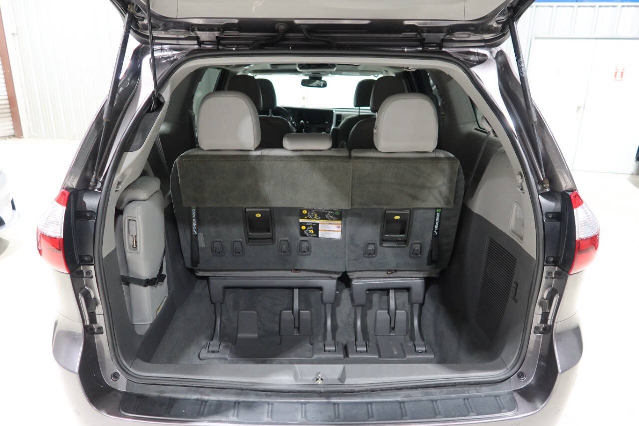 Used 2019 Toyota Sienna XLE w/ XLE Navigation Package FWD image 28