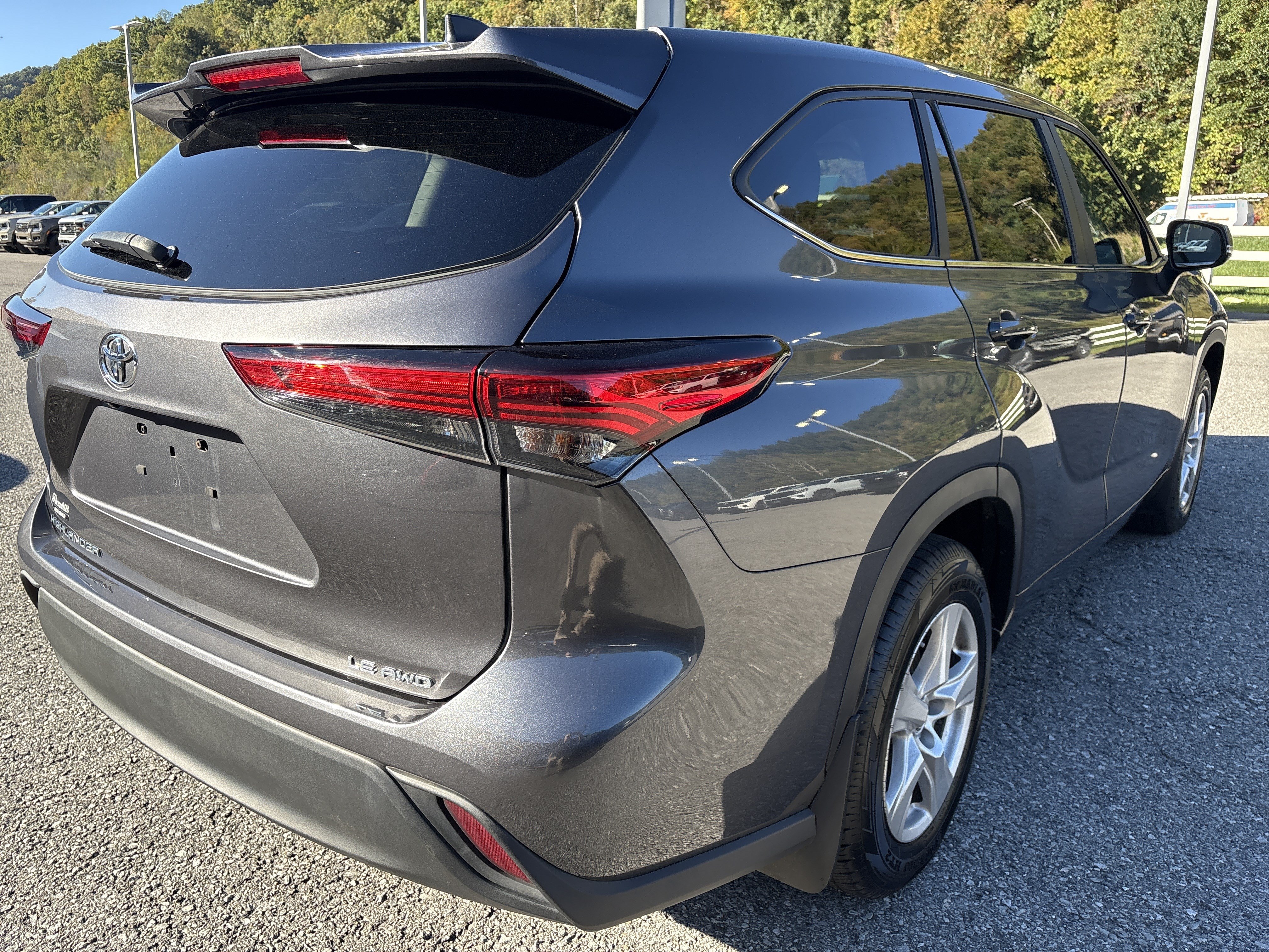 Used 2023 Toyota Highlander LE AWD/4WD image 4