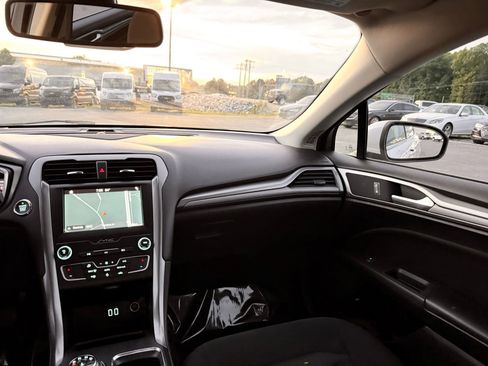 Used 2019 Ford Fusion SE FWD image 18