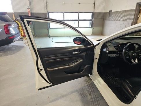 Used 2020 Nissan Altima 2.5 SR w/ Premium Package image 10