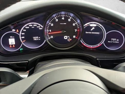 Used 2022 Porsche Panamera image 11