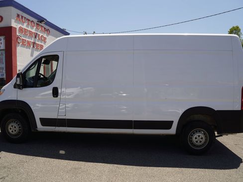 Used 2025 RAM ProMaster 2500 w/ Convenience Group FWD image 3
