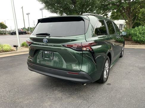 Used 2025 Toyota Sienna XLE AWD/4WD image 8