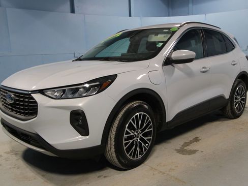 Used 2025 Ford Escape SE w/ Class II Trailer Tow Package image 30