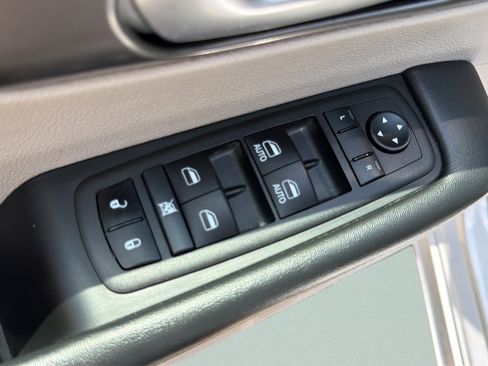 Used 2024 Chrysler Pacifica Touring-L FWD image 18