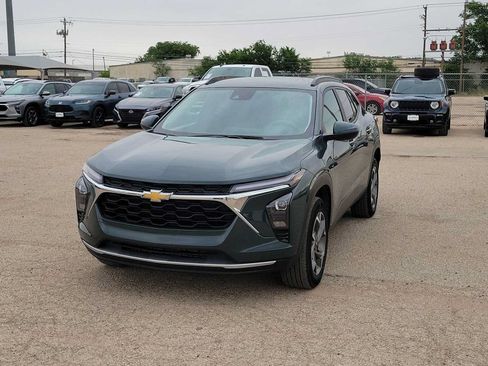 Used 2025 Chevrolet Trax LT FWD image 4