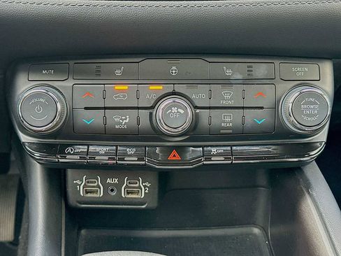 Used 2023 Dodge Durango SXT image 16