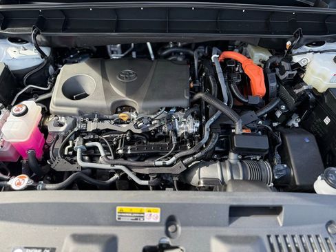 Certified 2025 Toyota Highlander XLE image 10