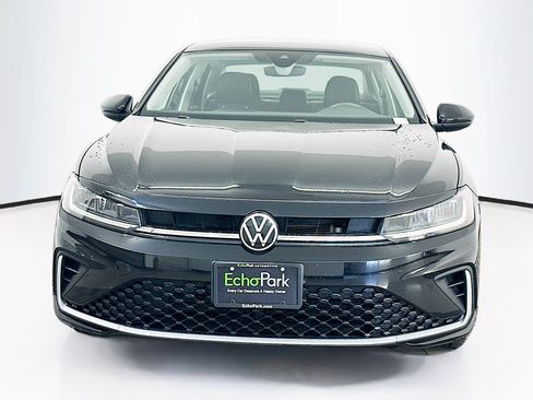 Used 2025 Volkswagen Jetta SE FWD image 2