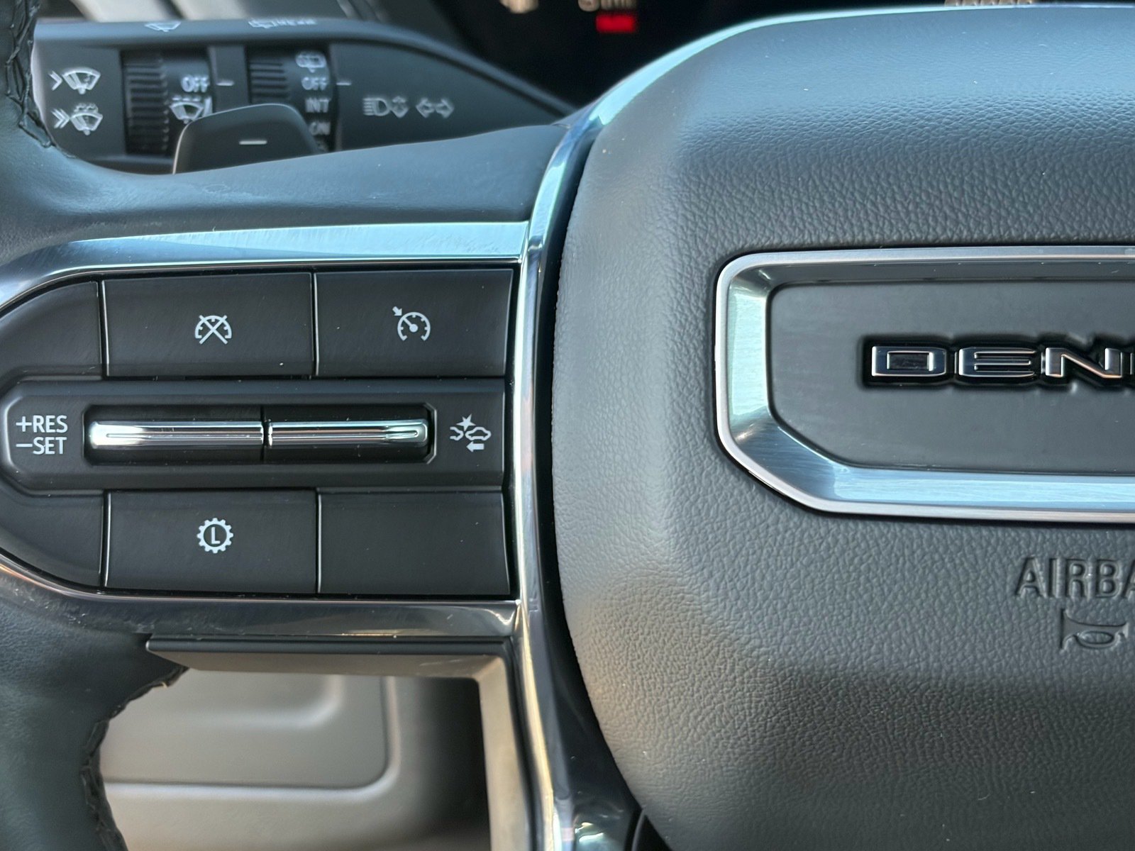Used 2025 GMC Yukon Denali RWD image 17