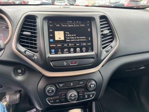 Used 2018 Jeep Cherokee Limited FWD image 20