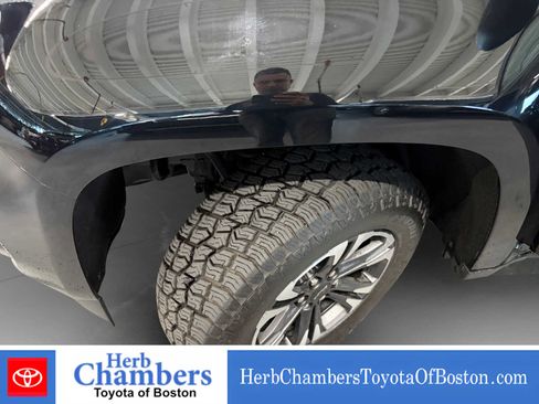 Used 2022 Chevrolet Colorado Z71 AWD/4WD image 8