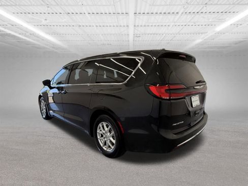 Used 2023 Chrysler Pacifica Touring-L FWD image 3