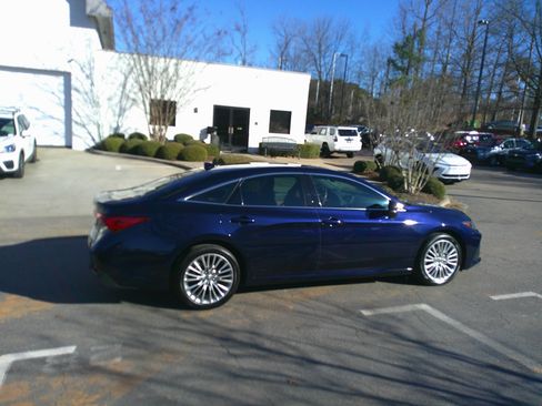 Used 2022 Toyota Avalon Limited image 12