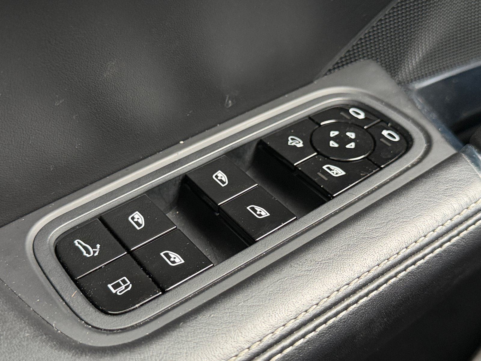 Certified 2020 Porsche Cayenne Turbo S AWD/4WD image 16