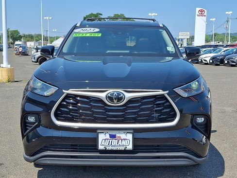 Used 2023 Toyota Highlander XLE AWD/4WD image 2