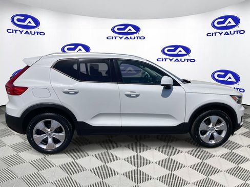 Used 2022 Volvo XC40 T5 Momentum image 2