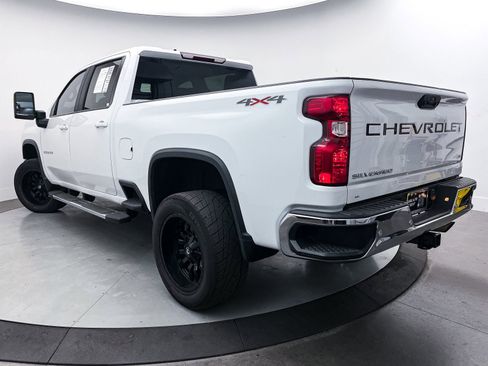 Used 2021 Chevrolet Silverado 2500 LT w/ Convenience Package image 2