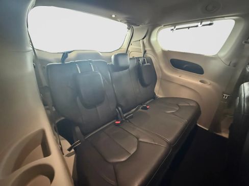 Used 2020 Chrysler Pacifica Touring-L FWD image 20