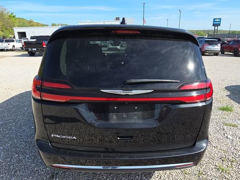 Used 2023 Chrysler Pacifica Touring-L FWD image 5