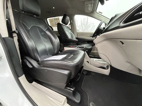 Used 2020 Chrysler Pacifica Touring-L image 19