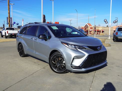 Certified 2022 Toyota Sienna XSE image 2