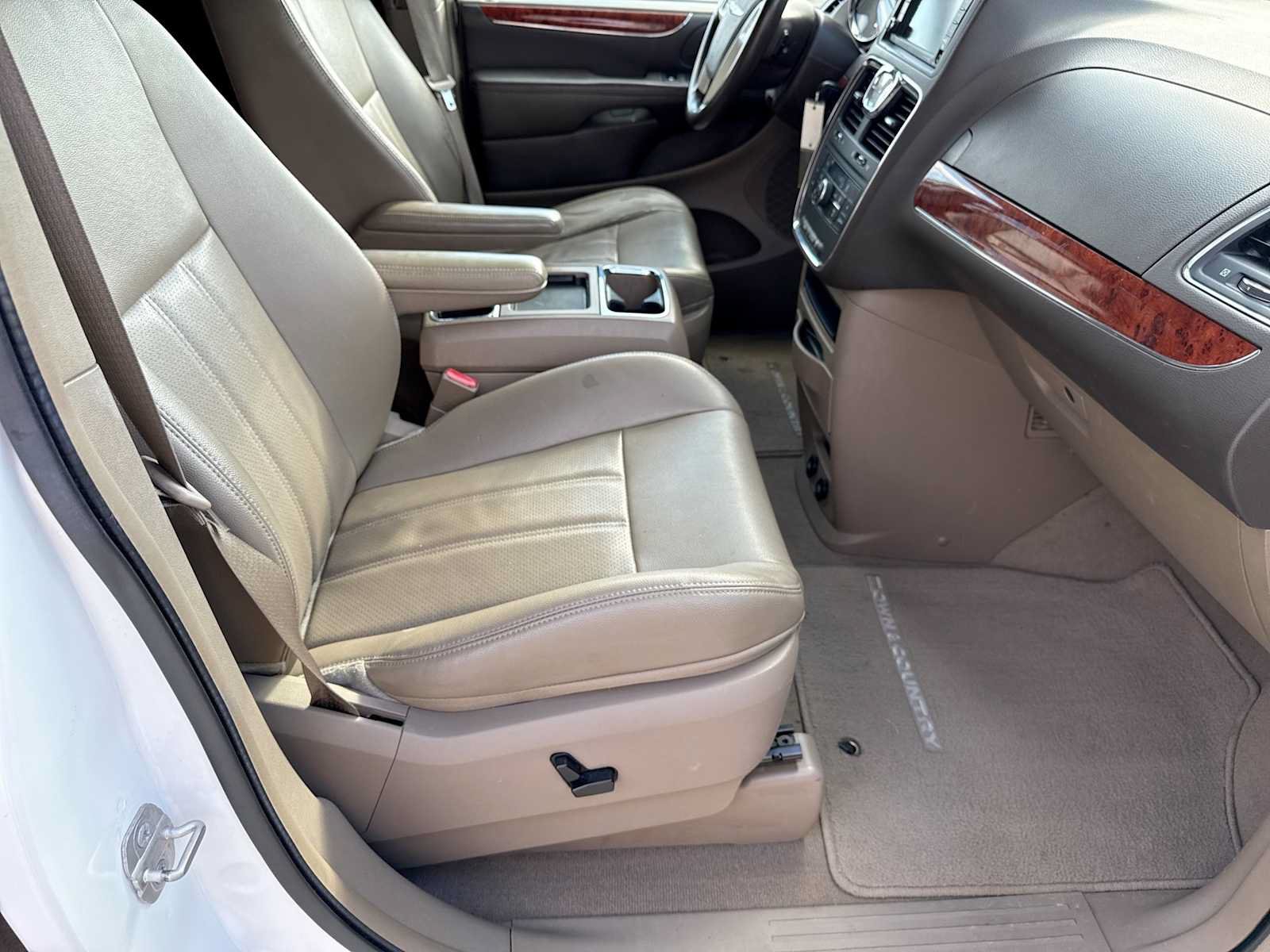 Used 2014 Chrysler Town & Country Touring-L FWD image 23