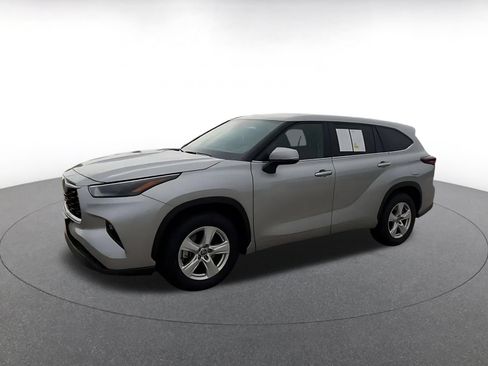 Used 2025 Toyota Highlander LE FWD image 8
