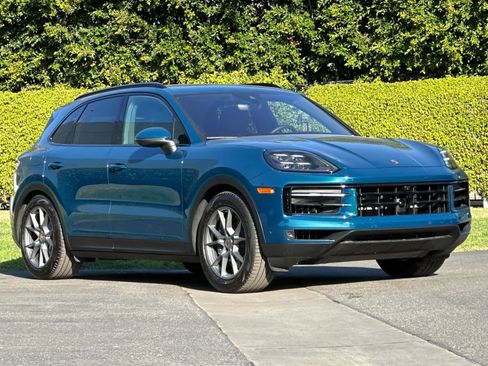 Certified 2025 Porsche Cayenne image 10