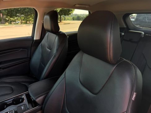 Used 2019 Ford Edge Titanium FWD image 12