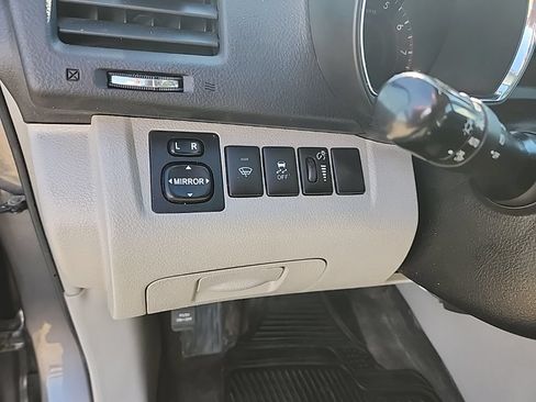 Used 2012 Toyota Highlander 4WD w/ Tech Pkg image 14