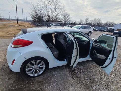 Used 2013 Hyundai Veloster Base 3dr Coupe 6M w/ Style Pkg image 3