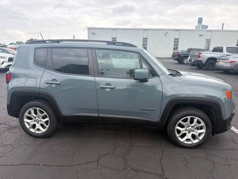 Used 2017 Jeep Renegade Latitude AWD/4WD image 3