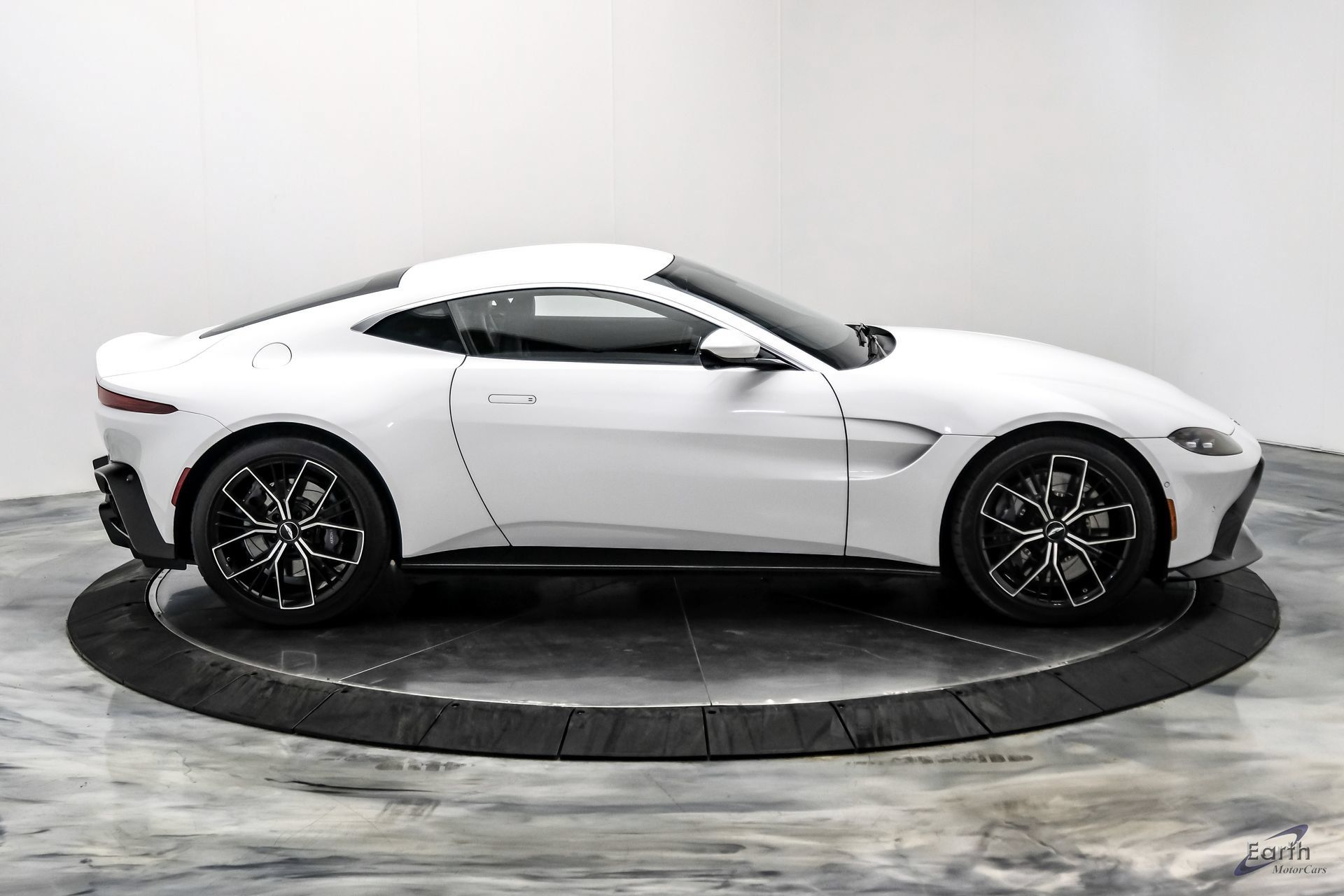 Used 2022 Aston Martin V8 Vantage Coupe RWD image 25