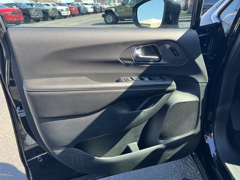 New 2026 Chrysler Pacifica Select FWD image 11