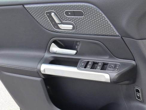 Used 2025 Mercedes-Benz GLB 250 image 16