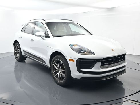 Certified 2023 Porsche Macan AWD/4WD image 17