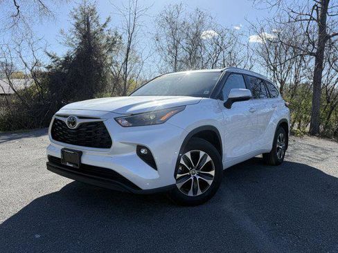 Certified 2025 Toyota Highlander XLE AWD/4WD image 1