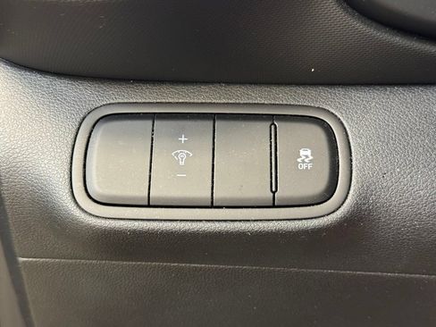 Used 2025 Hyundai Venue Limited FWD image 27
