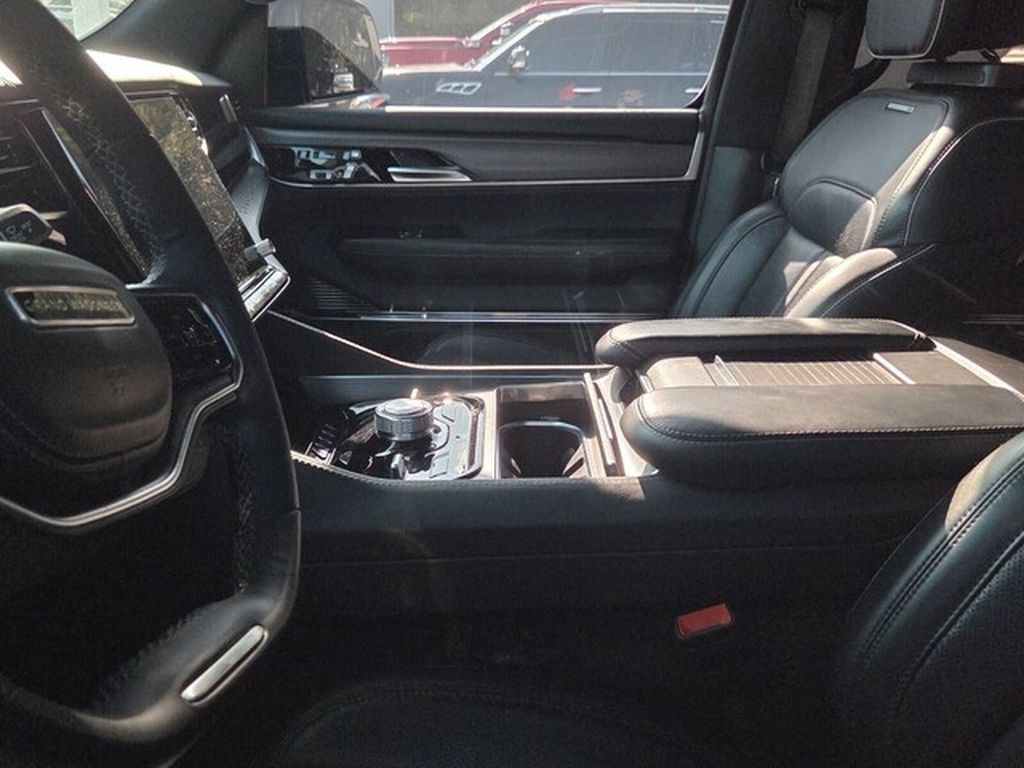 Used 2023 Jeep Grand Wagoneer Series II AWD/4WD image 4