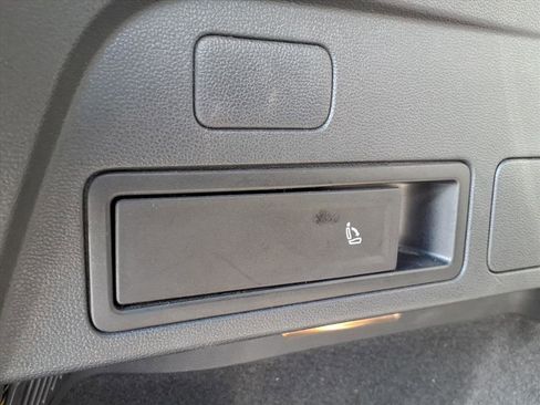 Used 2021 Volkswagen Tiguan SE w/ Panoramic Sunroof Package image 12